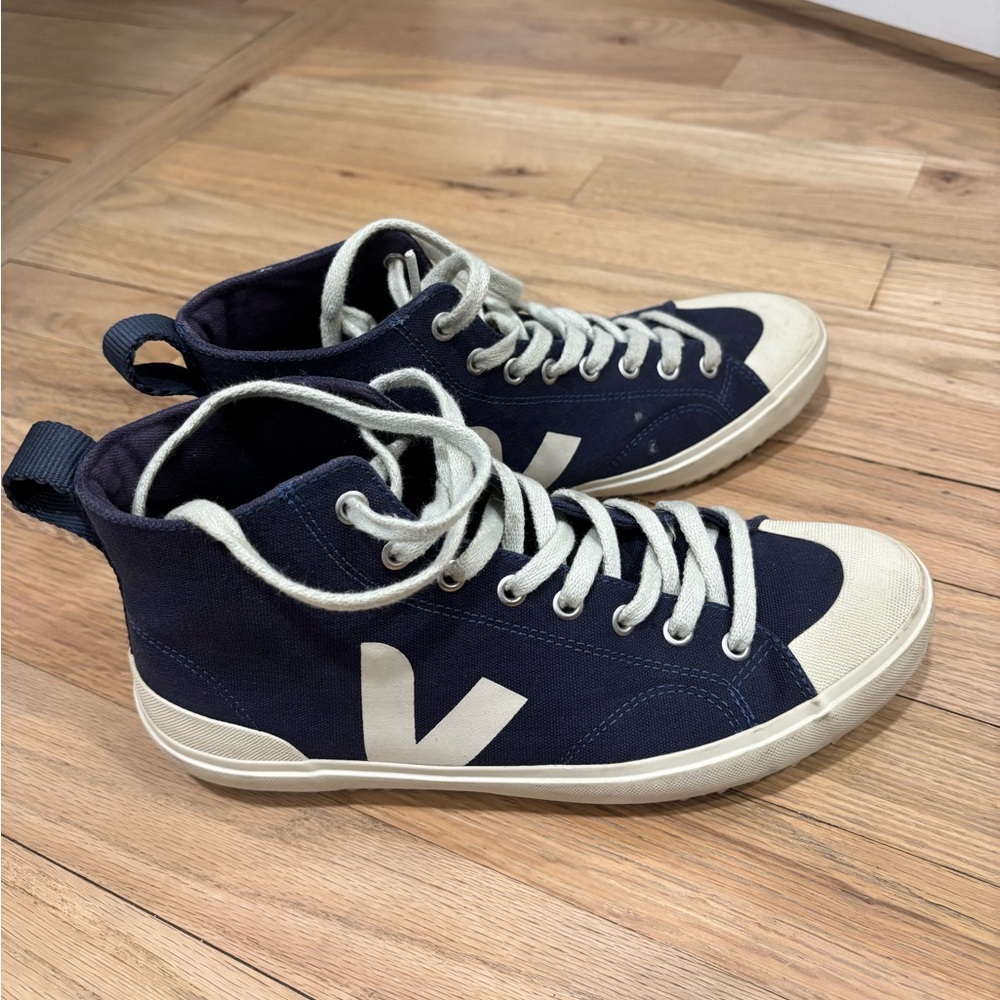 Veja Men's Dark Blue and White High-Top Sneakers